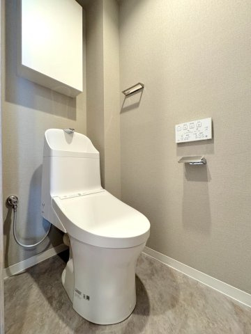 パークハイツ大宮宮原のトイレ|トイレ新規交換
新規交換済みの快適なトイレ空間。毎日使う場所だからこそ、清潔感と使いやすさにこだわり、爽やかな空間に仕上げられています。