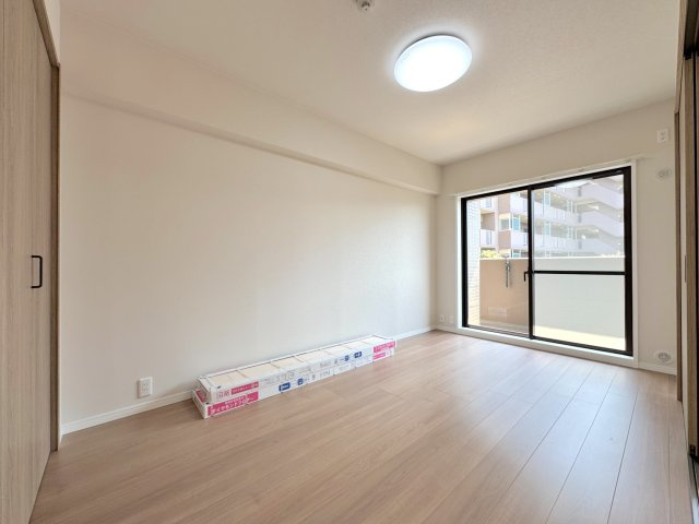 パークハイツ大宮宮原の寝室|洋室6帖
6.0帖のゆとりある広さと収納を備えたお部屋です。
独立性が高く静かな位置にあるため、主寝室としてゆったりとお寛ぎいただけます。
窓から優しい光が入り、心地よい朝を迎えられる空間です。