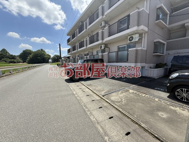 シャロム新町の駐車場|車をお持ちの方に嬉しい駐車場付きの物件です