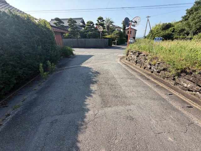 久留米市草野町紅桃林 中古住宅の前面道路含む現地写真