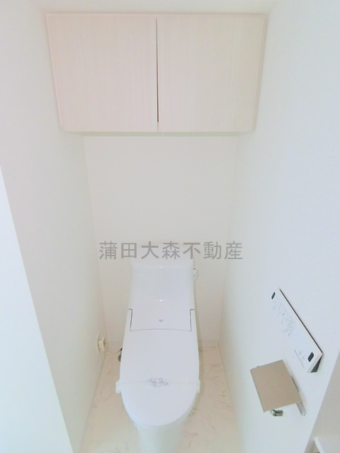 クオリタス南大井のトイレ|吊戸棚収納と温水洗浄便座付きのトイレ