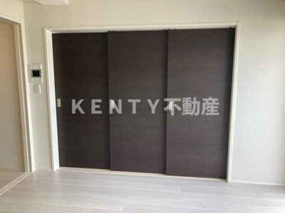 【洋室】 | メゾンドアーク南大井 | ちょっとした収納スペースも充実しています