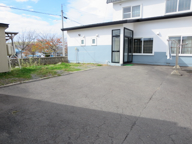 興津4-24-8長屋の駐車場