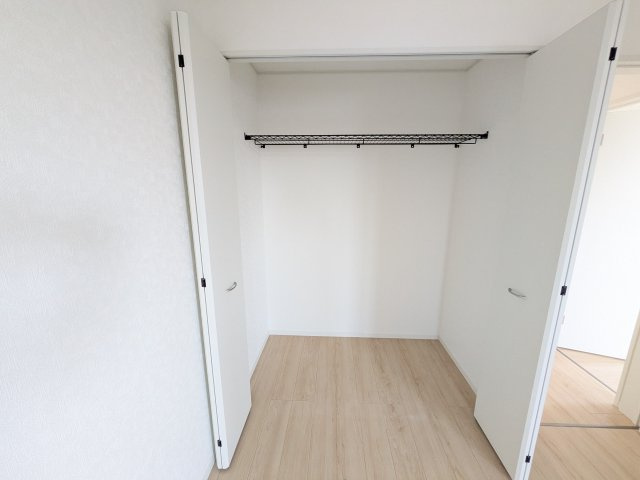 ひたちなか市平磯町　第2　新築戸建て　4号棟の収納|大容量のクローゼットを完備。衣類から季節家電までスッキリ片付き、空間を有効活用できます。