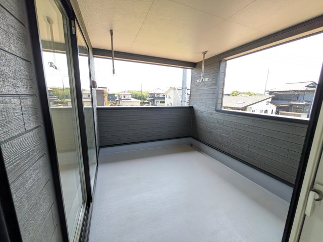 ひたちなか市平磯町　第2　新築戸建て　4号棟のバルコニー|人気のインナーバルコニー。室内と一体感があり、雨の日のお子様の遊び場や、ペットの安全な外気浴スペースにも最適です♪