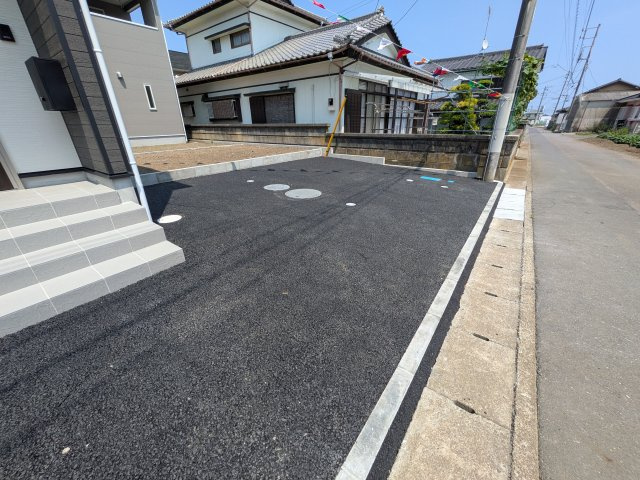 ひたちなか市平磯町　第2　新築戸建て　4号棟の駐車場|駐車4台可能で、出し入れしやすいゆとりのカースペース。
月々の駐車場代が不要な点も大きな魅力です。