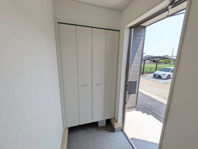 ひたちなか市平磯町　第2　新築戸建て　4号棟の玄関|家族全員の靴がスッキリ片付く大容量シューズボックス完備。お客様を気持ちよく迎えられる、明るく清潔感あふれる玄関です。