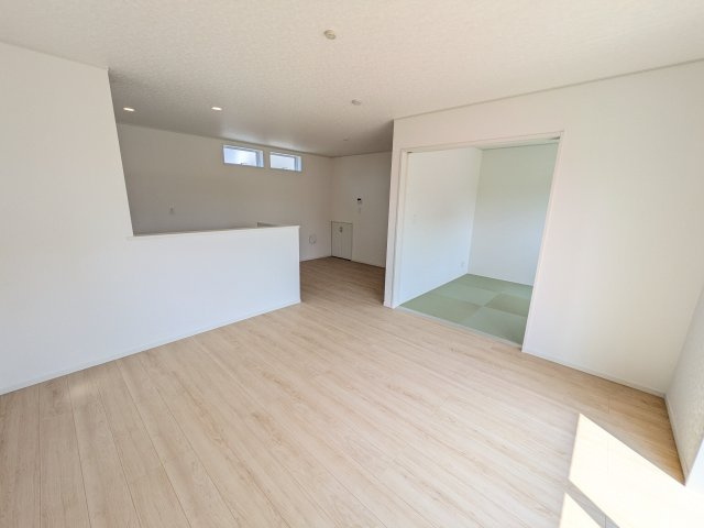 ひたちなか市平磯町　第2　新築戸建て　4号棟の居間・リビング|家族の会話が自然と弾む、広々としたゆとりのLDK。南西向きの窓からたっぷりの光が射し込む明るく快適な空間です。