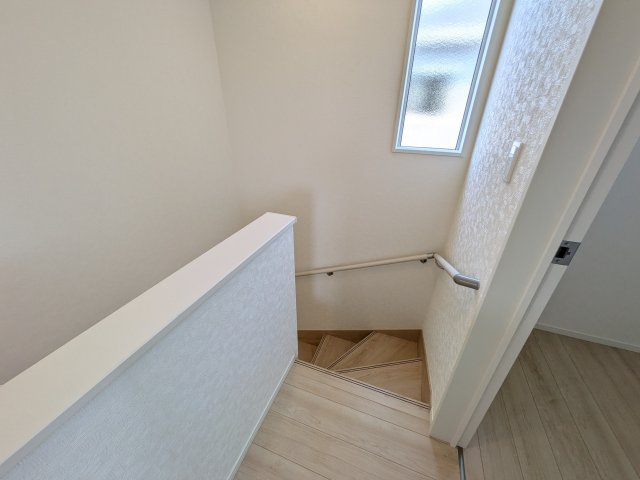 ひたちなか市平磯町　第2　新築戸建て　4号棟の内装|窓付きで明るい階段は、手すり付きでお子様からご年配の方まで安心して上り下りができます♪
