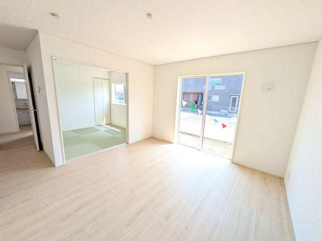 ひたちなか市平磯町　第2　新築戸建て　4号棟の居間・リビング|居心地の良いデザインと機能性を両立。ご友人を招いたり、趣味を楽しんだり、様々なシーンで活躍する団らんの中心地です。