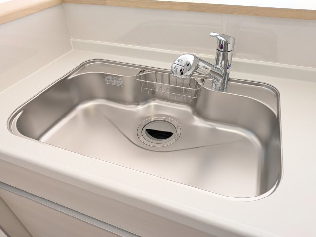 ひたちなか市平磯町　第2　新築戸建て　4号棟のキッチン|大きな鍋やフライパンも洗いやすい深型のシンク。泡や水ハネを抑える設計で、キッチン周りを汚しにくいのが魅力です。