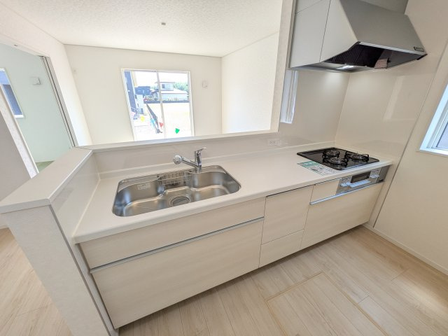 ひたちなか市平磯町　第2　新築戸建て　4号棟のキッチン|対面式カウンターでリビングとの一体感を演出。使いやすい動線と豊富な収納で、毎日の料理時間も快適に過ごせます。
