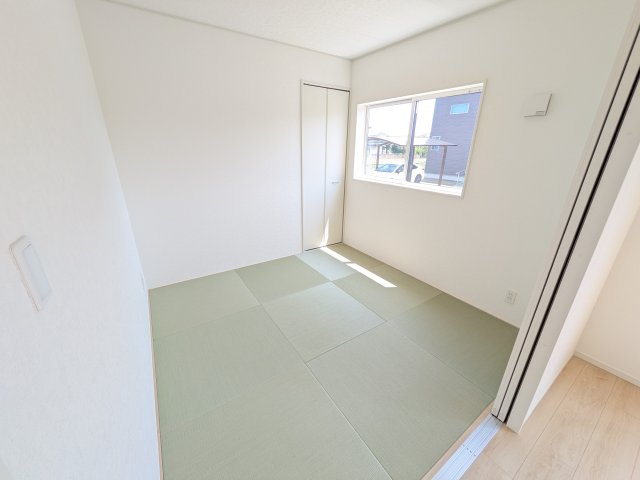 ひたちなか市平磯町　第2　新築戸建て　4号棟の和室|琉球畳の和室は陽当たりも良く、落ち着ける空間です♪
リビングとの続き間になっているので、お子様の遊ぶスペースやお昼寝などにも使えます！
押し入れもあり収納にも困りません♪