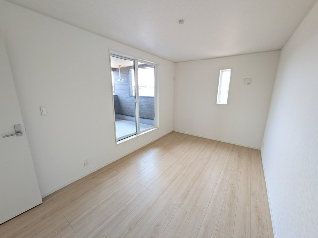 ひたちなか市平磯町　第2　新築戸建て　4号棟の洋室|バルコニーに面した明るい２面採光で、毎朝爽やかな光を感じられます。