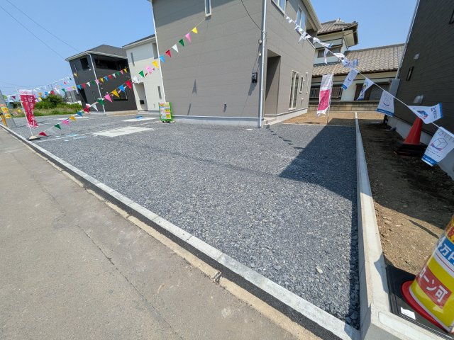 ひたちなか市平磯町　第2　新築戸建て　3号棟の駐車場|駐車4台可能で、出し入れしやすいゆとりのカースペース。
月々の駐車場代が不要な点も大きな魅力です。