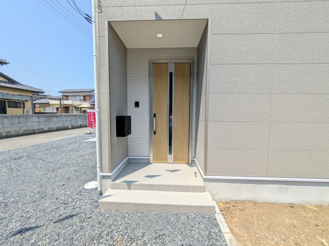 ひたちなか市平磯町　第2　新築戸建て　3号棟の玄関|玄関ドアはカードキーで開閉も楽々♪
スマホでの開錠と施錠も可能です！
玄関上部には人感センサー付きのダウンライトがあるので、夜間の帰宅時に自動で点灯してくれます♪
防犯対策面にも一役買ってくれます！