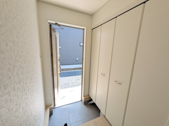 ひたちなか市平磯町　第2　新築戸建て　3号棟の玄関|家族全員の靴がスッキリ片付く大容量シューズボックス完備。お客様を気持ちよく迎えられる、明るく清潔感あふれる玄関です。