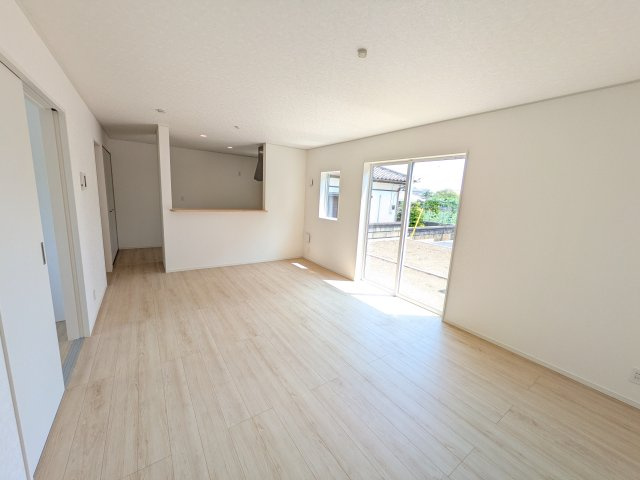 ひたちなか市平磯町　第2　新築戸建て　3号棟の居間・リビング|家族の会話が自然と弾む、広々としたゆとりのLDK。南西向きの窓からたっぷりの光が射し込む明るく快適な空間です。