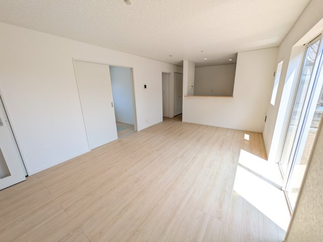 ひたちなか市平磯町　第2　新築戸建て　3号棟の居間・リビング|居心地の良いデザインと機能性を両立。ご友人を招いたり、趣味を楽しんだり、様々なシーンで活躍する団らんの中心地です。