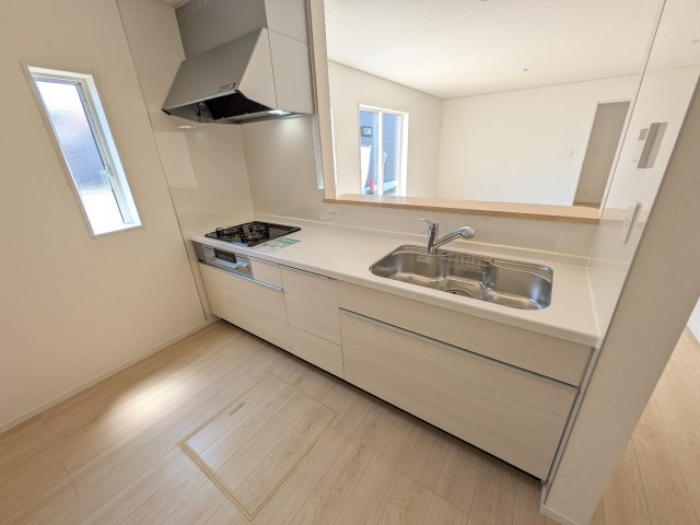 ひたちなか市平磯町　第2　新築戸建て　3号棟のキッチン|対面式カウンターでリビングとの一体感を演出。使いやすい動線と豊富な収納で、毎日の料理時間も快適に過ごせます。