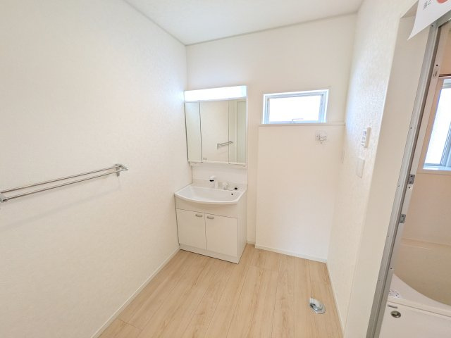 ひたちなか市平磯町　第2　新築戸建て　3号棟の独立洗面台|三面鏡の洗面化粧台はミラー扉の内側がすべて収納スペースになっており、収納力も魅力的です♪
ボックスティッシュも収納可能で、可変トレイは収納物に応じて高さ調整ができます！
取り外して洗えるので清潔です♪