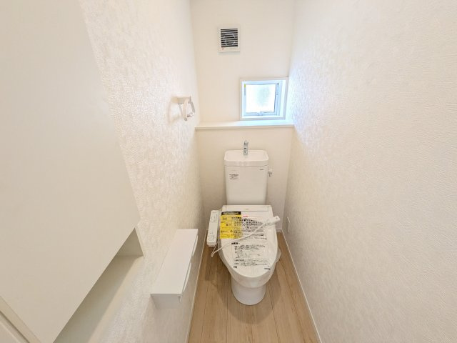 ひたちなか市平磯町　第2　新築戸建て　3号棟のトイレ|少ない水でもパワフルに洗浄する節水設計。清潔さと機能性を両立させた、毎日気持ち良く使えるトイレ空間です。