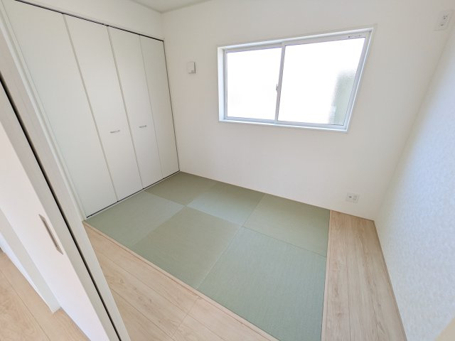 ひたちなか市平磯町　第2　新築戸建て　3号棟の和室|琉球畳の和室は陽当たりも良く、落ち着ける空間です♪
リビングとの続き間になっているので、お子様の遊ぶスペースやお昼寝などにも使えます！
押し入れもあり収納にも困りません♪