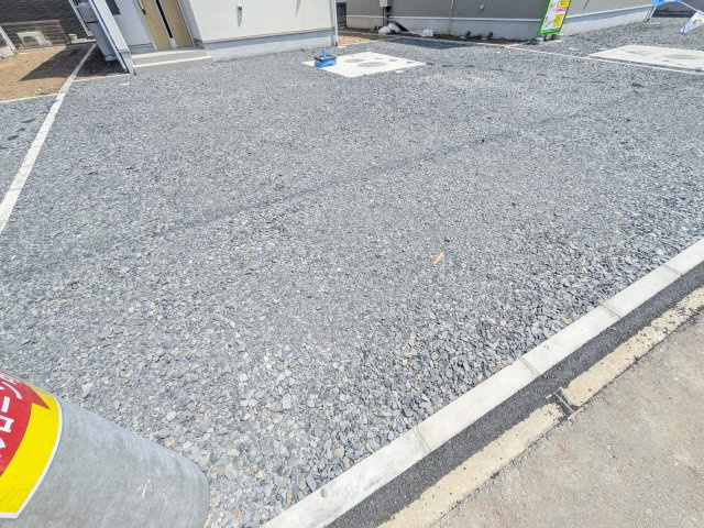 ひたちなか市平磯町　第2　新築戸建て　2号棟の駐車場|駐車4台可能で、出し入れしやすいゆとりのカースペース。
月々の駐車場代が不要な点も大きな魅力です。