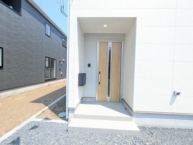 ひたちなか市平磯町　第2　新築戸建て　2号棟の玄関|玄関ドアはカードキーで開閉も楽々♪
スマホでの開錠と施錠も可能です！
玄関上部には人感センサー付きのダウンライトがあるので、夜間の帰宅時に自動で点灯してくれます♪
防犯対策面にも一役買ってくれます！