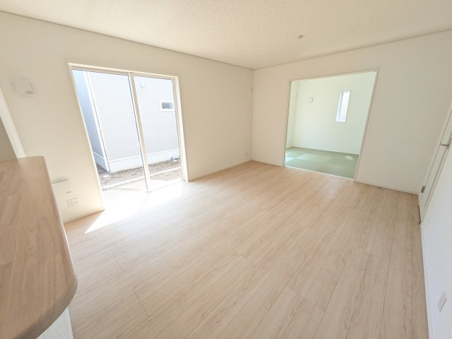 ひたちなか市平磯町　第2　新築戸建て　2号棟の居間・リビング|家族の会話が自然と弾む、広々としたゆとりのLDK。南西向きの窓からたっぷりの光が射し込む明るく快適な空間です。
