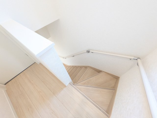 ひたちなか市平磯町　第2　新築戸建て　2号棟の内装|窓付きで明るい階段は、手すり付きでお子様からご年配の方まで安心して上り下りができます♪