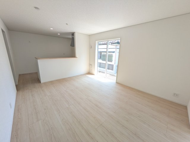 ひたちなか市平磯町　第2　新築戸建て　2号棟の居間・リビング|居心地の良いデザインと機能性を両立。ご友人を招いたり、趣味を楽しんだり、様々なシーンで活躍する団らんの中心地です。