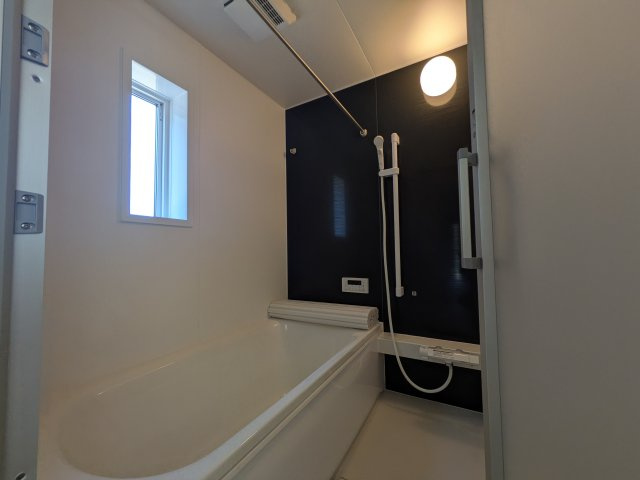 ひたちなか市平磯町　第2　新築戸建て　2号棟の浴室|1坪タイプのゆったりとしたバスルームは浴室暖房換気乾燥機付きで、どんな季節でも快適なバスタイムを満喫出来ます♪ 窓付きで明るく開放的なところも良いですね！