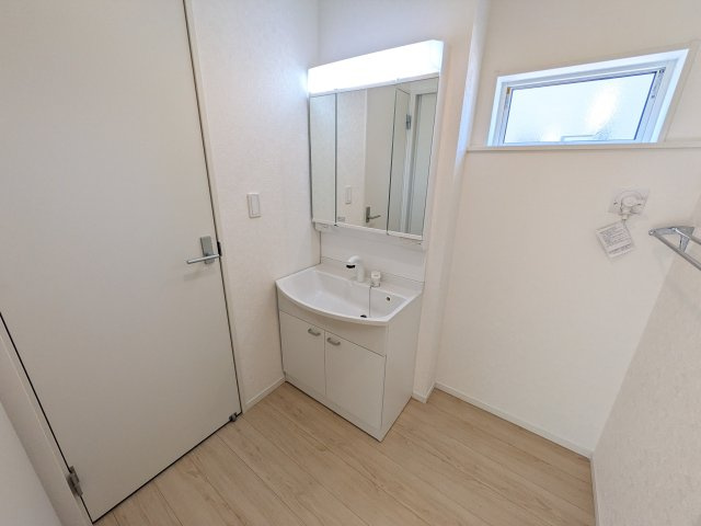 ひたちなか市平磯町　第2　新築戸建て　2号棟の独立洗面台|三面鏡の洗面化粧台はミラー扉の内側がすべて収納スペースになっており、収納力も魅力的です♪
ボックスティッシュも収納可能で、可変トレイは収納物に応じて高さ調整ができます！
取り外して洗えるので清潔です♪