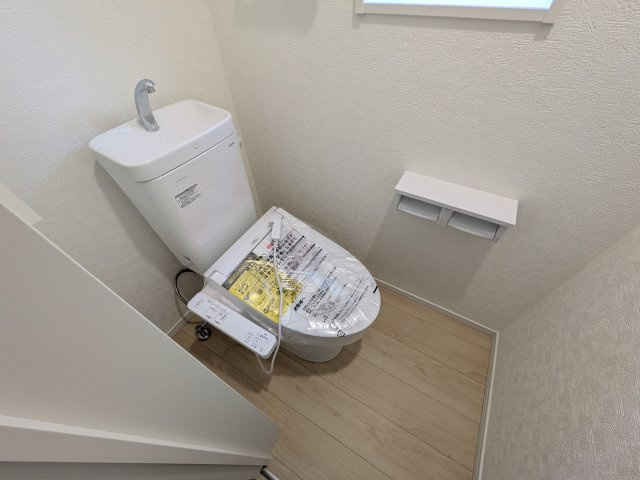 ひたちなか市平磯町　第2　新築戸建て　2号棟のトイレ|少ない水でもパワフルに洗浄する節水設計。清潔さと機能性を両立させた、毎日気持ち良く使えるトイレ空間です。
