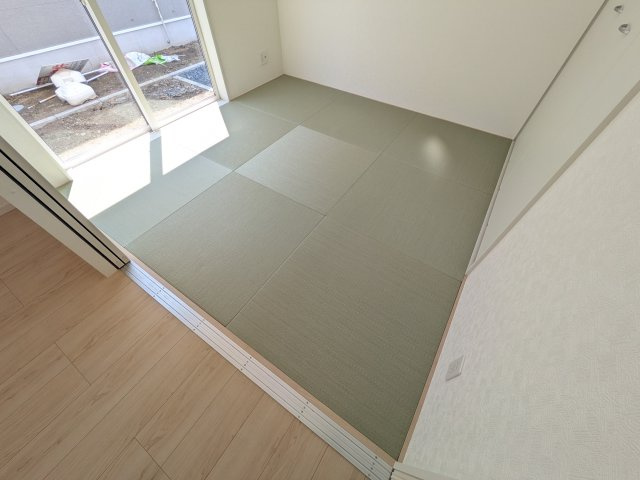 ひたちなか市平磯町　第2　新築戸建て　2号棟の和室|琉球畳の和室は陽当たりも良く、落ち着ける空間です♪
リビングとの続き間になっているので、お子様の遊ぶスペースやお昼寝などにも使えます！
押し入れもあり収納にも困りません♪