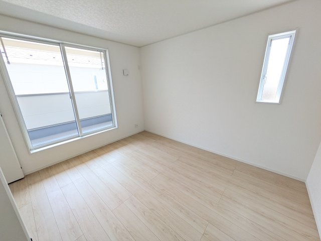 ひたちなか市平磯町　第2　新築戸建て　2号棟の洋室|バルコニーに面した明るい２面採光で、毎朝爽やかな光を感じられます。