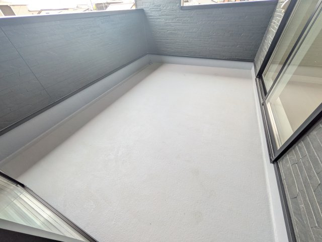 ひたちなか市平磯町　第2　新築戸建て　1号棟のバルコニー|人気のインナーバルコニー。室内と一体感があり、雨の日のお子様の遊び場や、ペットの安全な外気浴スペースにも最適です♪
