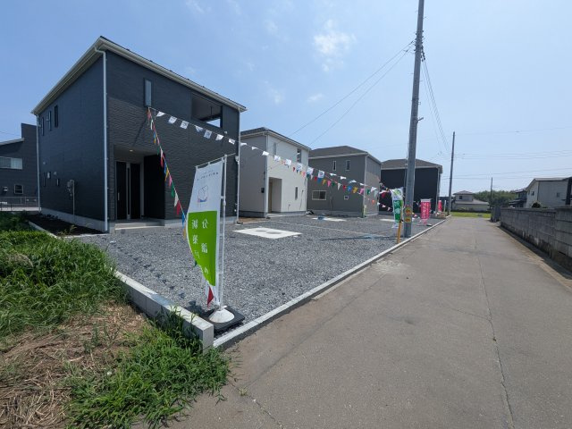 ひたちなか市平磯町　第2　新築戸建て　1号棟の前面道路含む現地写真|写真だけでは伝わらない快適さを、ぜひ現地で体感しませんか？
即日見学可能です！平日のご案内も可能です♪
お気軽にお問合せまたはお電話ください！
0297-86-8370まで【リアライズ不動産】