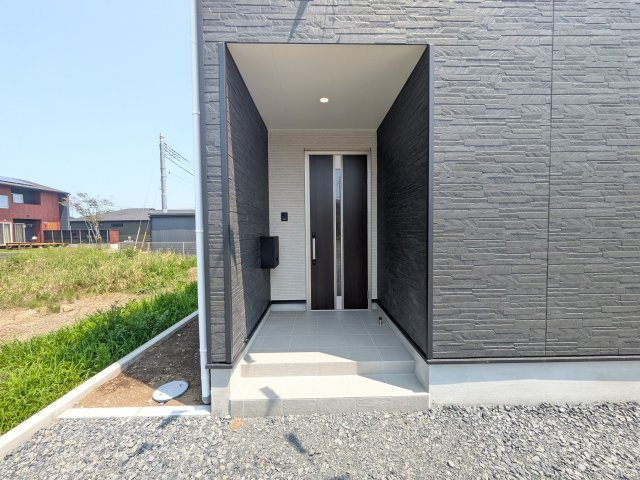 ひたちなか市平磯町　第2　新築戸建て　1号棟の玄関|玄関ドアはカードキーで開閉も楽々♪
スマホでの開錠と施錠も可能です！
玄関上部には人感センサー付きのダウンライトがあるので、夜間の帰宅時に自動で点灯してくれます♪
防犯対策面にも一役買ってくれます！