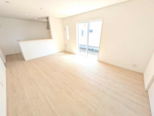 ひたちなか市平磯町　第2　新築戸建て　1号棟の居間・リビング|家族の会話が自然と弾む、広々としたゆとりのLDK。南西向きの窓からたっぷりの光が射し込む明るく快適な空間です。
