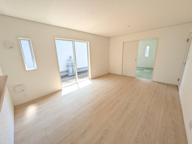 ひたちなか市平磯町　第2　新築戸建て　1号棟の居間・リビング|居心地の良いデザインと機能性を両立。ご友人を招いたり、趣味を楽しんだり、様々なシーンで活躍する団らんの中心地です。