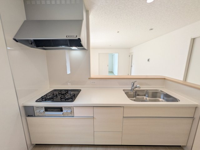 ひたちなか市平磯町　第2　新築戸建て　1号棟のキッチン|対面式カウンターでリビングとの一体感を演出。使いやすい動線と豊富な収納で、毎日の料理時間も快適に過ごせます。