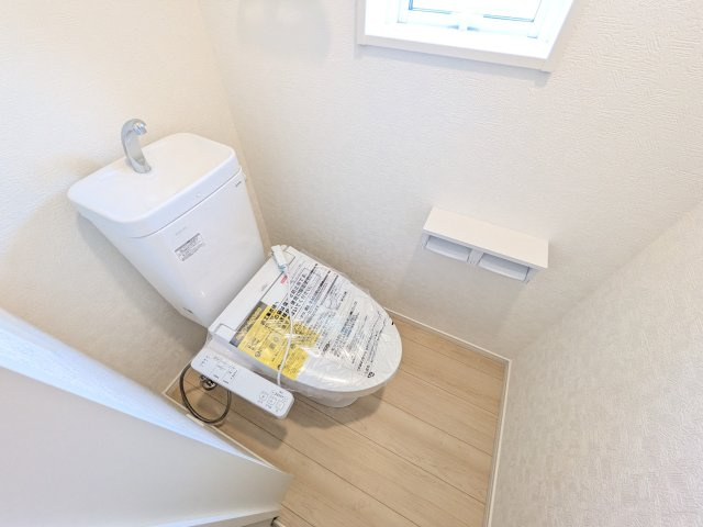 ひたちなか市平磯町　第2　新築戸建て　1号棟のトイレ|少ない水でもパワフルに洗浄する節水設計。清潔さと機能性を両立させた、毎日気持ち良く使えるトイレ空間です。