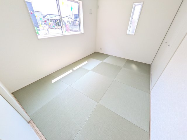 ひたちなか市平磯町　第2　新築戸建て　1号棟の和室|琉球畳の和室は陽当たりも良く、落ち着ける空間です♪
リビングとの続き間になっているので、お子様の遊ぶスペースやお昼寝などにも使えます！
押し入れもあり収納にも困りません♪