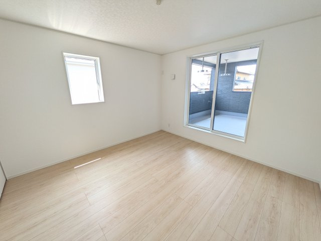 ひたちなか市平磯町　第2　新築戸建て　1号棟の洋室|バルコニーに面した明るい２面採光で、毎朝爽やかな光を感じられます。