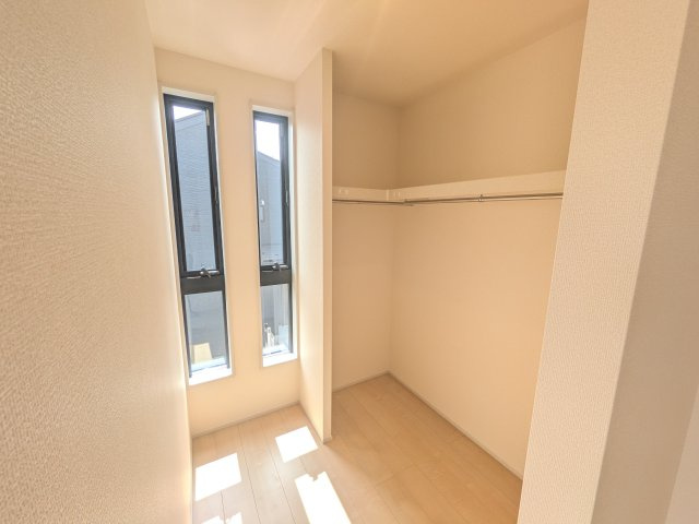 小美玉市羽鳥　13期　新築戸建て　4号棟の収納|衣類や季節ものバッグ、帽子などの小物もまとめて収納できる広々としたウォークインクローゼット♪