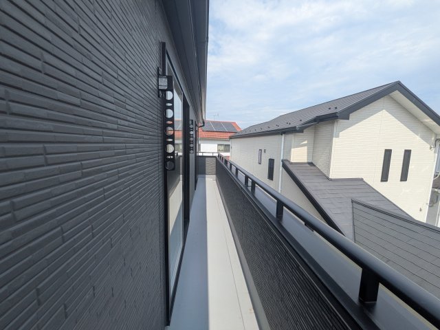 小美玉市羽鳥　13期　新築戸建て　4号棟のバルコニー|広々としたワイドバルコニーは、日当たり良好で毎日の洗濯物干しに最適です。