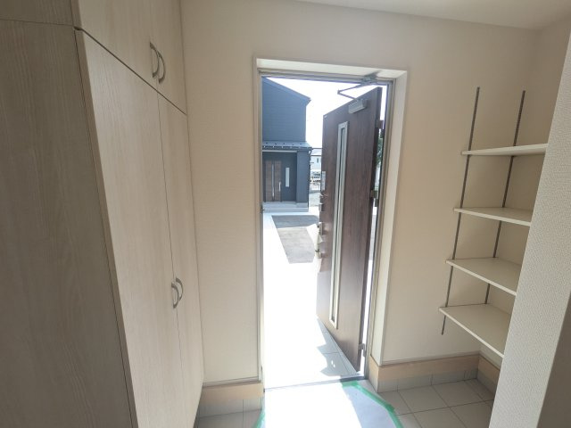 小美玉市羽鳥　13期　新築戸建て　4号棟の玄関|家族全員の靴がスッキリ片付く大容量シューズボックス完備。
お客様を気持ちよく迎えられる、明るく清潔感あふれる玄関です。