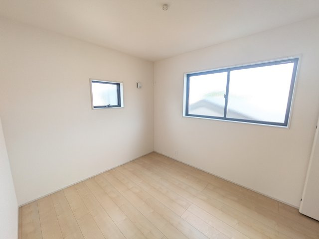 小美玉市羽鳥　13期　新築戸建て　4号棟の洋室|たっぷり収納と明るい窓で、片付けも気持ち良くできる洋室。
お子様の「自分の部屋が欲しい」という夢を叶えます。